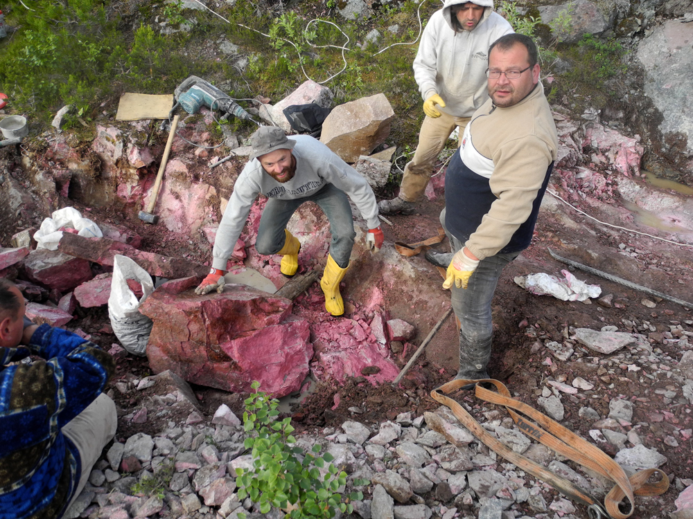 Thulite Bead Strand 8 mm - 1 pc Thulite Bead Strand 8 mm - 1 pc