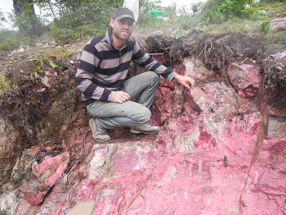 Thulite Bead Strand 6 mm - 1 pc Thulite Bead Strand 6 mm - 1 pc