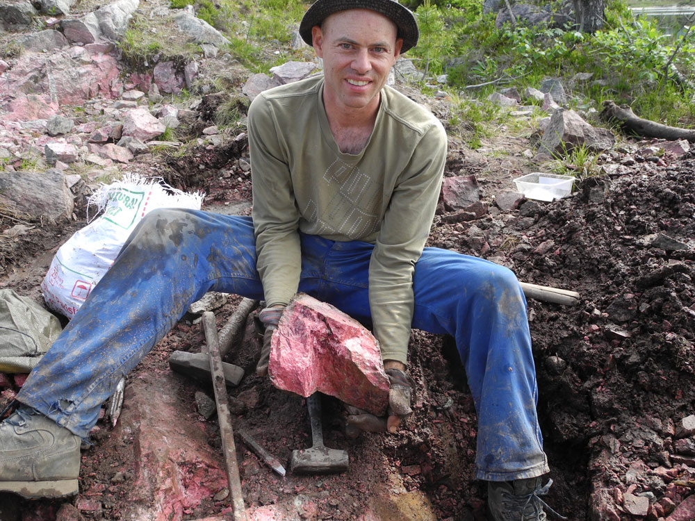 Thulite Rough Stones - 1 lb Thulite Rough Stones - 1 lb