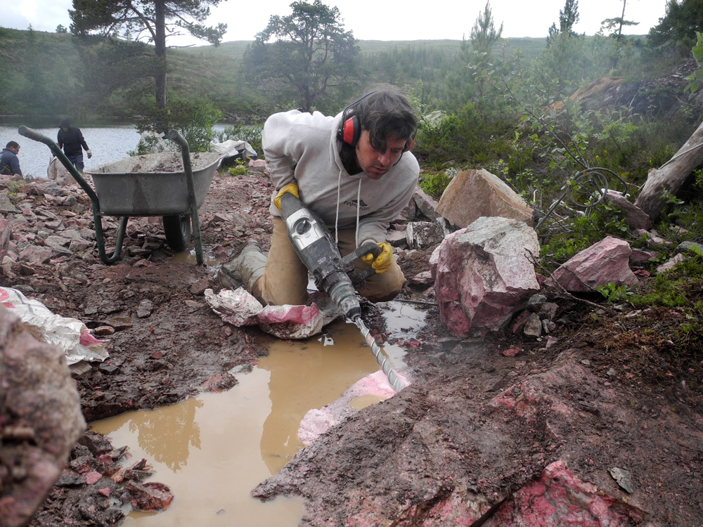Thulite Bead Strand 8 mm - 1 pc Thulite Bead Strand 8 mm - 1 pc