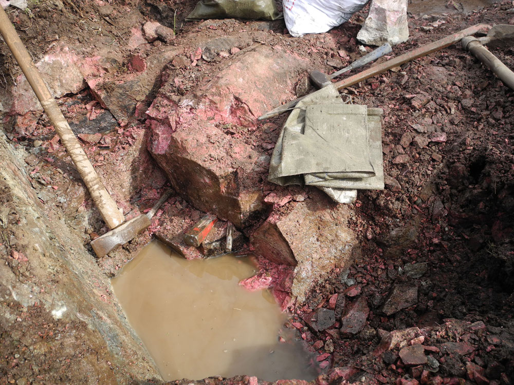 Thulite Obelisk - 1 pc Thulite Obelisk - 1 pc