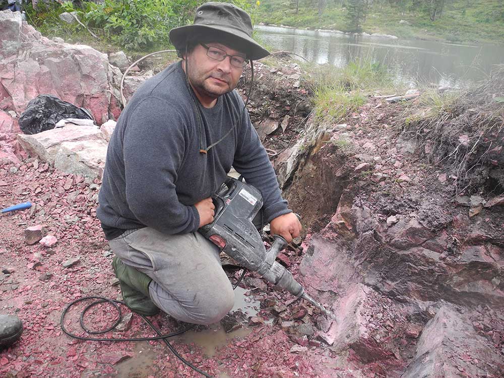 Thulite Bead Strand 12 mm - 1 pc Thulite Bead Strand 12 mm - 1 pc