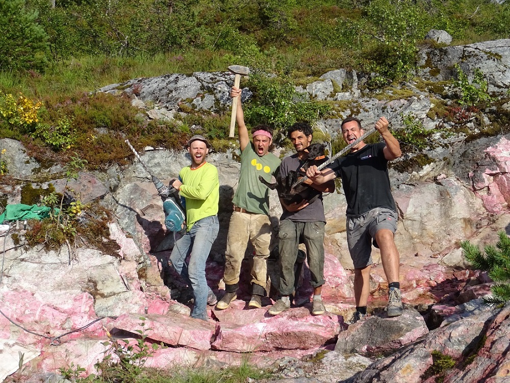 Thulite Sphere 40 mm Thulite Sphere 40 mm