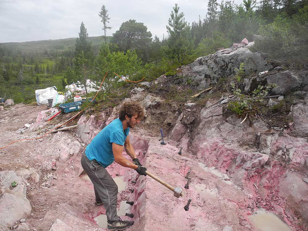 Thulite Bead Strand 6 mm - 1 pc Thulite Bead Strand 6 mm - 1 pc