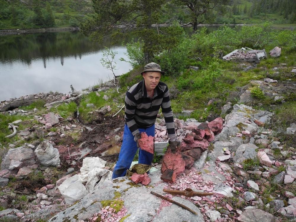 Thulite Bead Strand 4 mm - 1 pc Thulite Bead Strand 4 mm - 1 pc