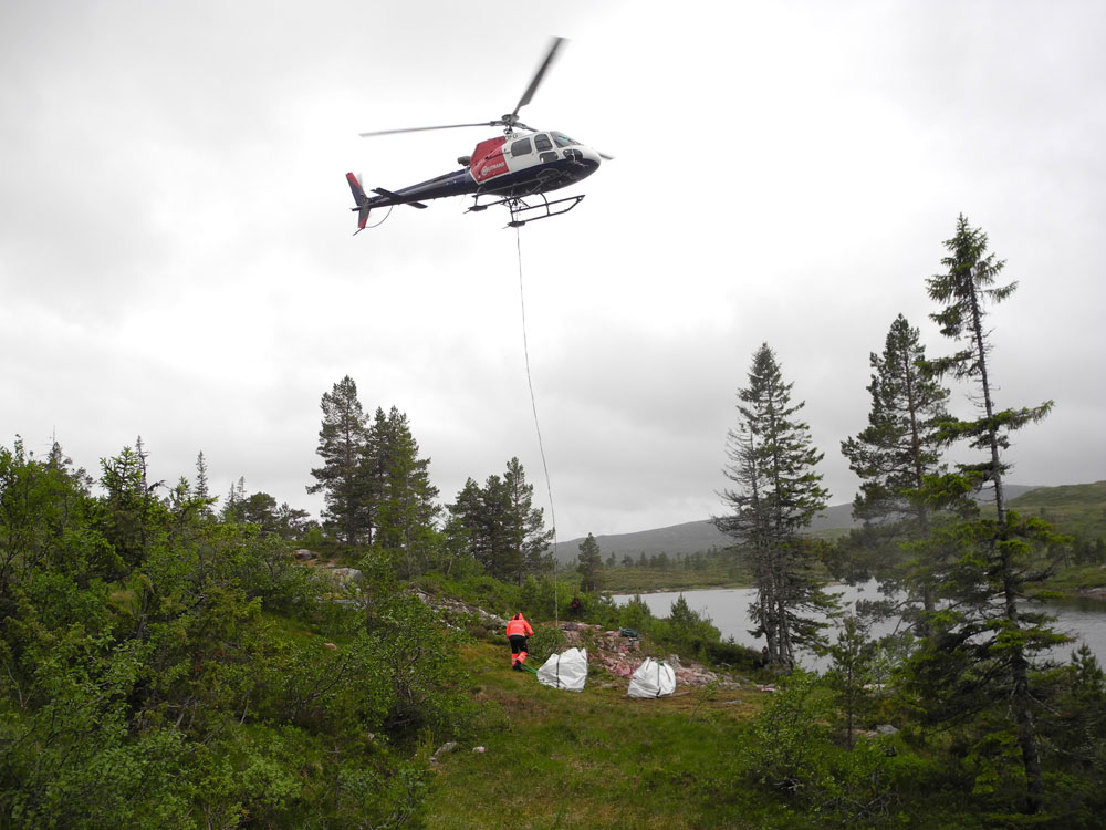 Thulite Bead Strand 4 mm - 1 pc Thulite Bead Strand 4 mm - 1 pc