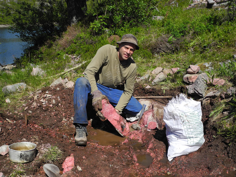 Thulite Obelisk - 1 pc Thulite Obelisk - 1 pc