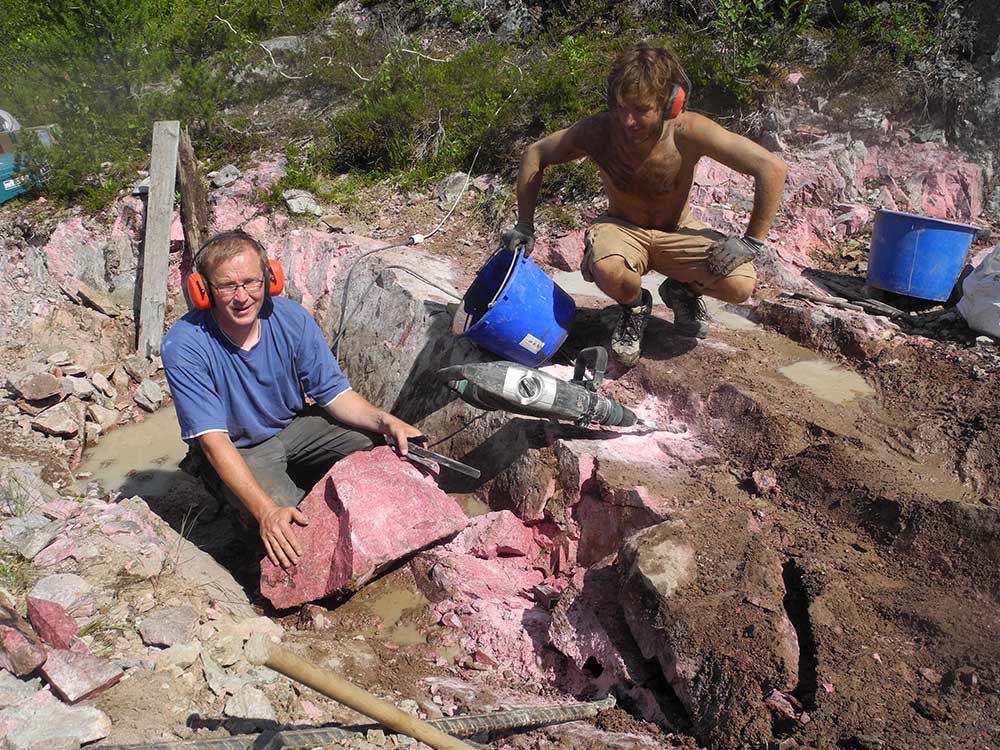 Thulite Bead Strand 12 mm - 1 pc Thulite Bead Strand 12 mm - 1 pc