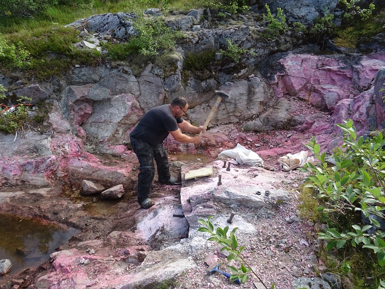 Thulite Sphere 40 mm Thulite Sphere 40 mm