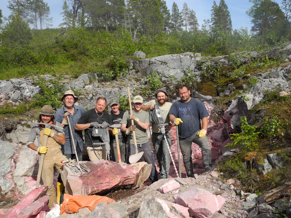Thulite Carry Stone - 1 pc Thulite Carry Stone - 1 pc